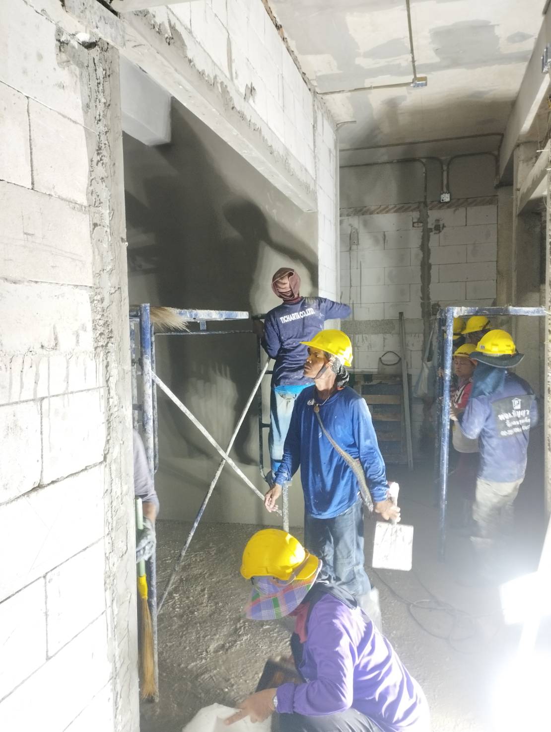 งานฉาบปูนภายนอกและภายในอาคารที่หมู่บ้านพระราม5