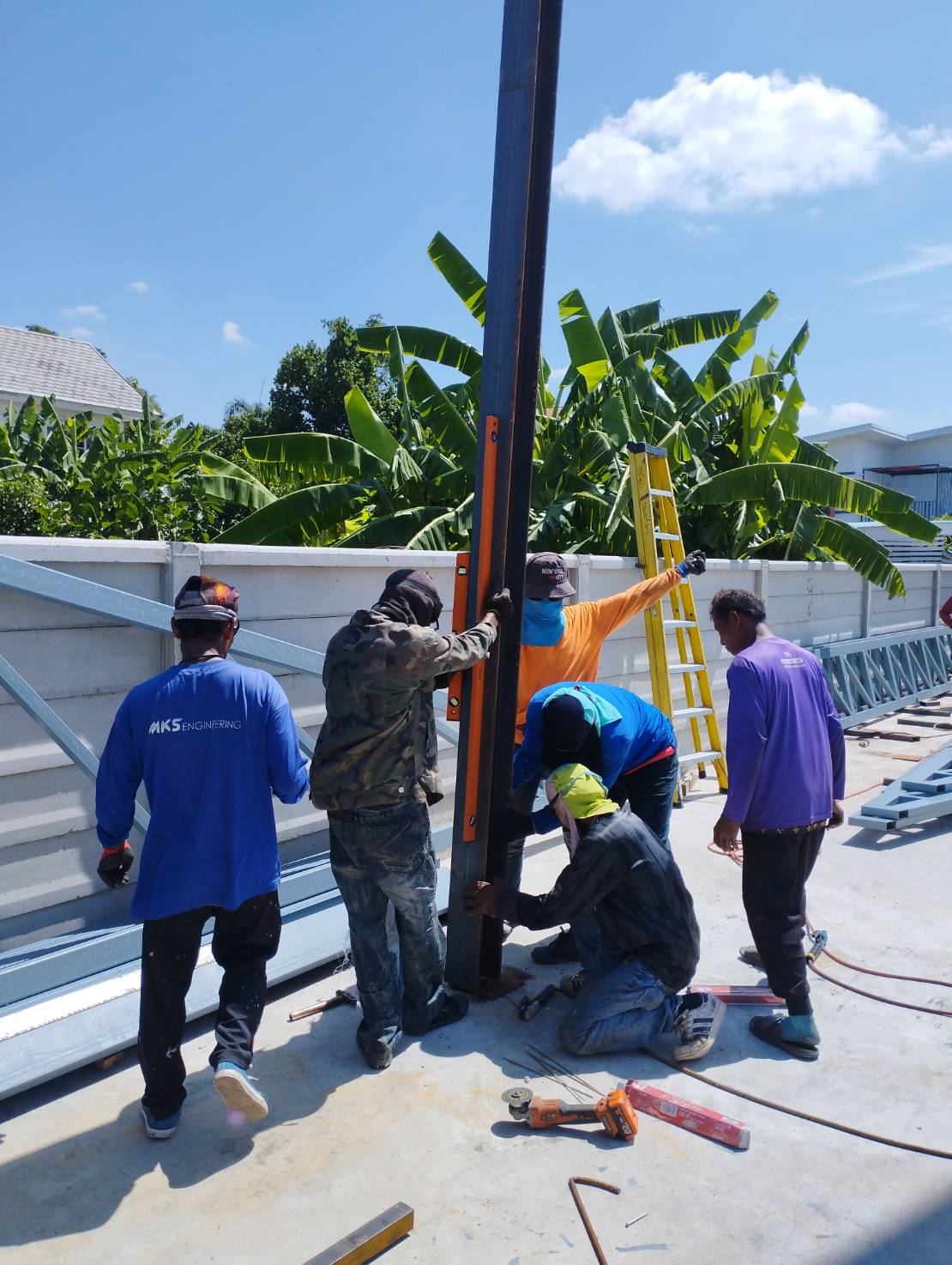 งานรีโนเวทบ้านต่อเติมโครงหลังคา และวางโครงเพื่อปูแผ่นซีเมนต์