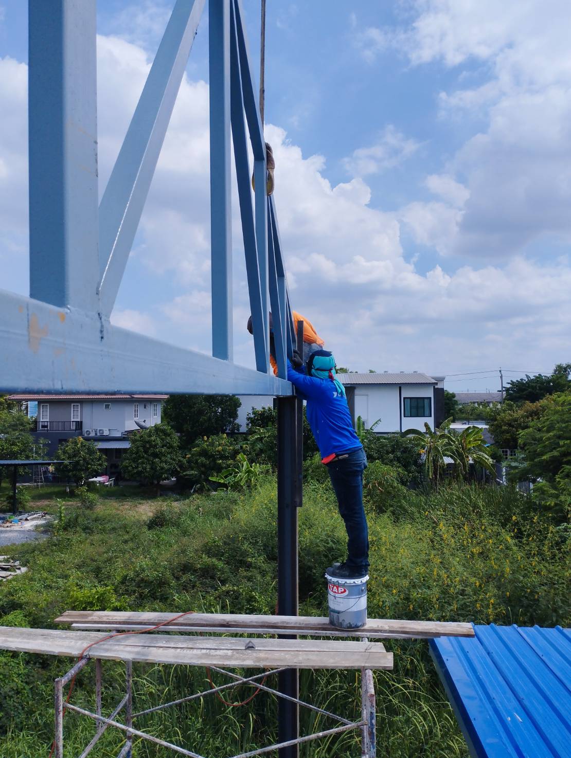 งานรีโนเวทบ้านต่อเติมโครงหลังคา และวางโครงเพื่อปูแผ่นซีเมนต์