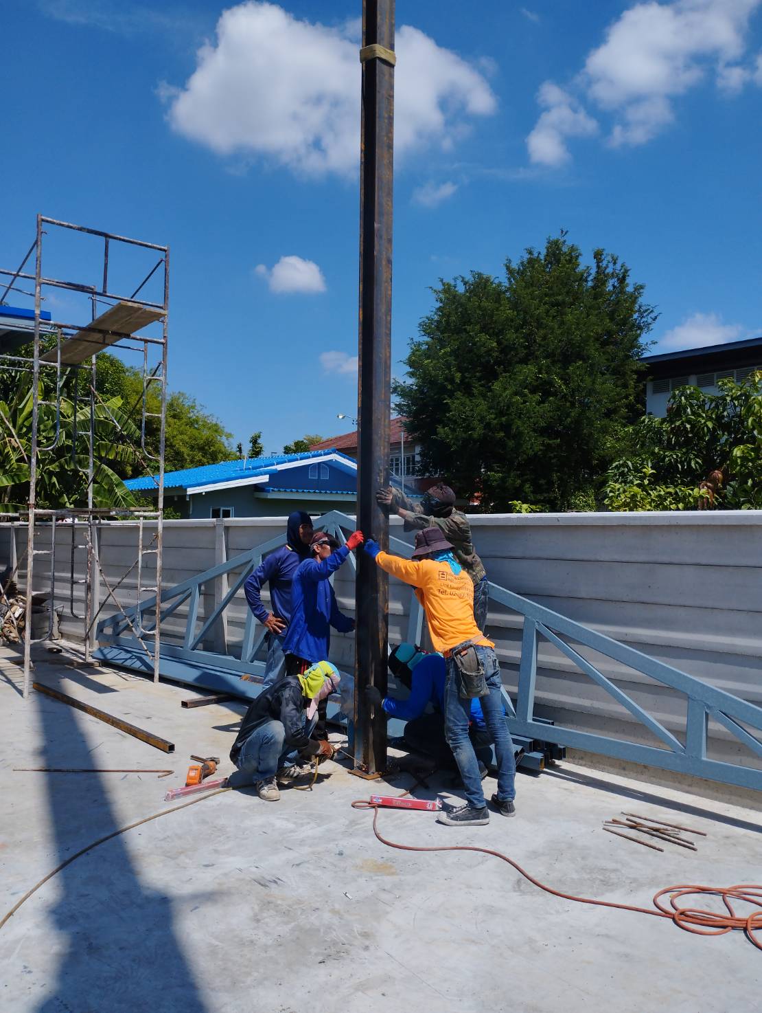 งานรีโนเวทบ้านต่อเติมโครงหลังคา และวางโครงเพื่อปูแผ่นซีเมนต์