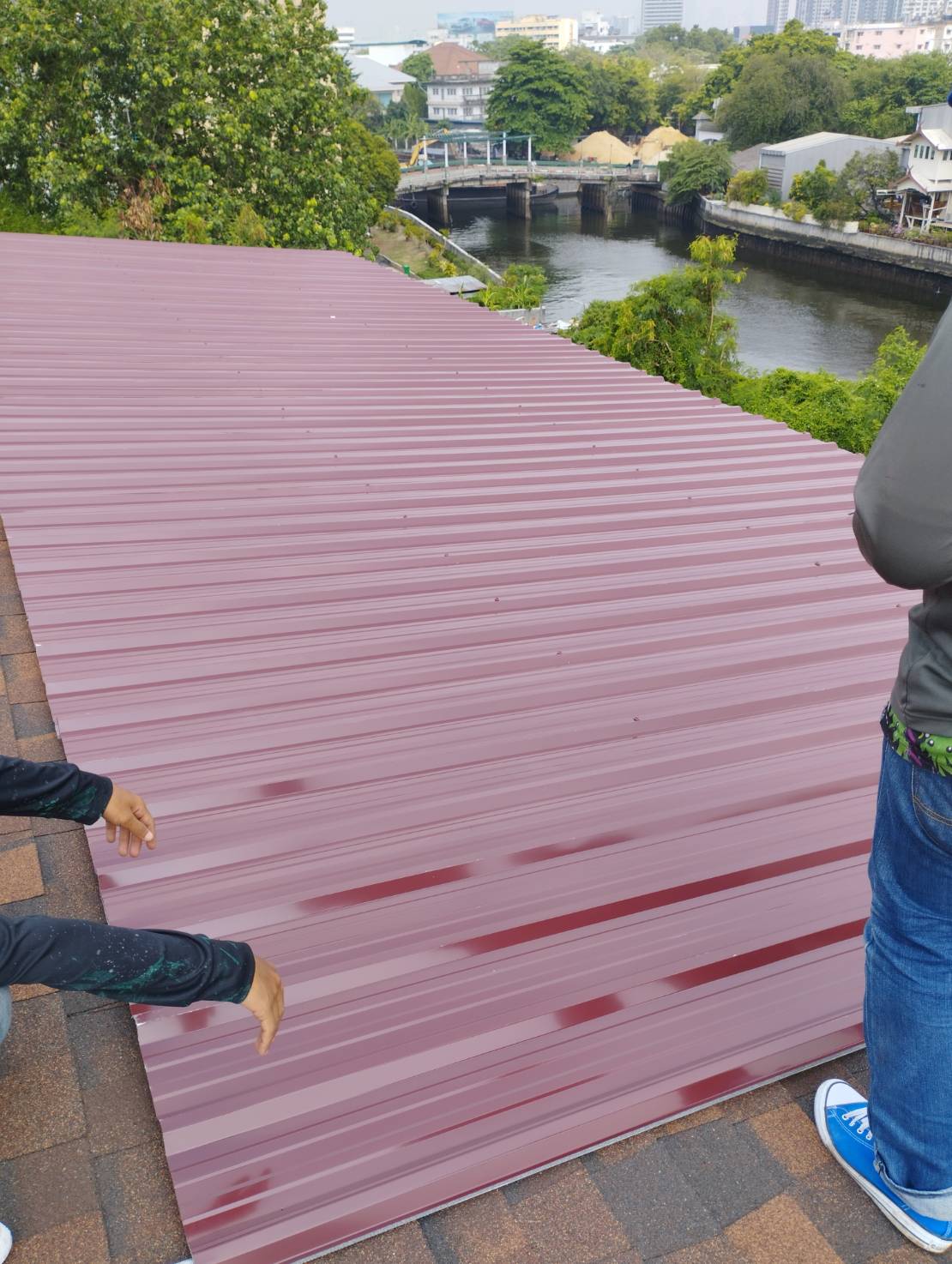 งานมุงหลังคาเมทัลชีทแถวสุขุมวิท50